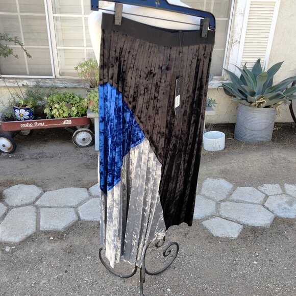 BCBG MAXAZRIA Skirt BCBG MAX AZRIA Elastic Waist NOSWT Velvet Look XS - Picture 3 of 7